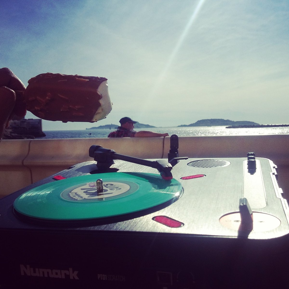 djsamyofficiel's tweet photo. Tuesday mood... Scratch & ice cream ๐
#Scratcheverywhere #DjSamy #Marseille #PT01Scratch #Portablism #NumarkCulture https://t.co/4nyOIprhA9