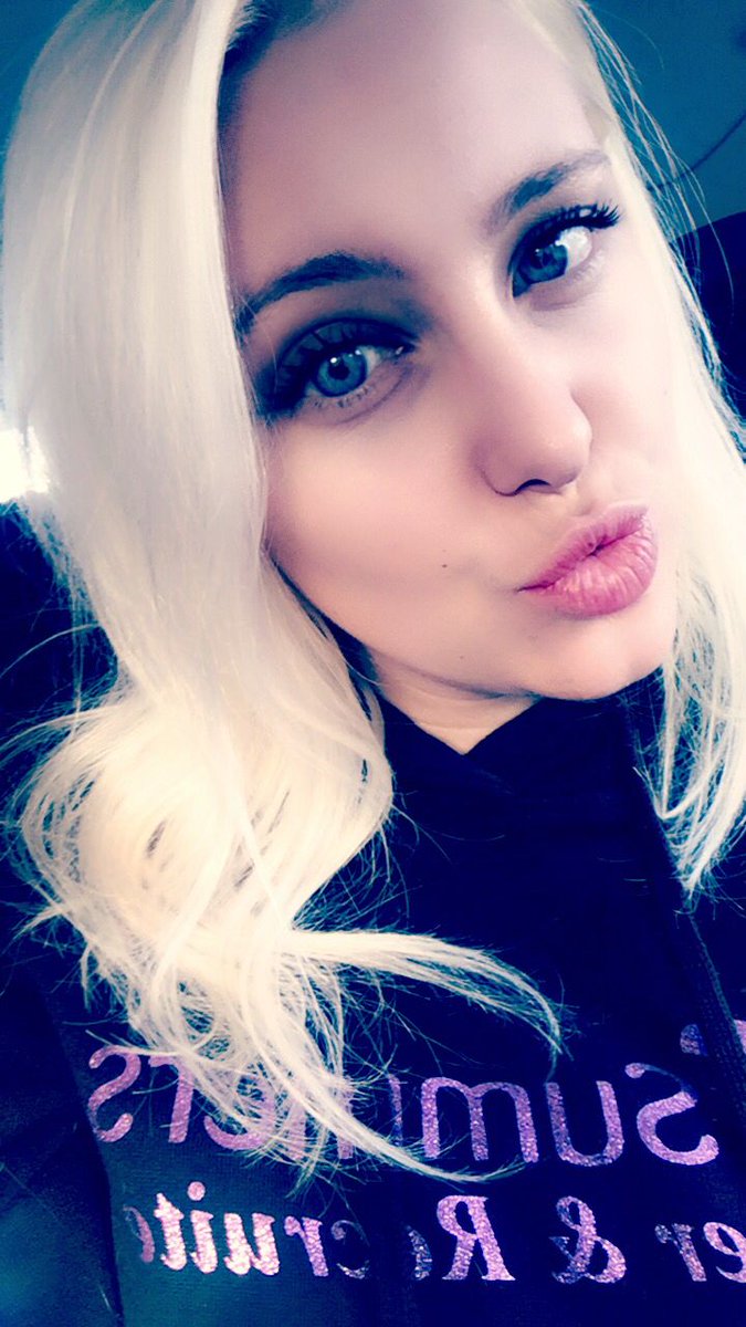 kayleigheturner's tweet photo. ππ° cheeky selfie
#promoting #businessontheroad
#checkoutthatpout π€π€£ #pearlqueens #asbabe https://t.co/OmldaTDfPF