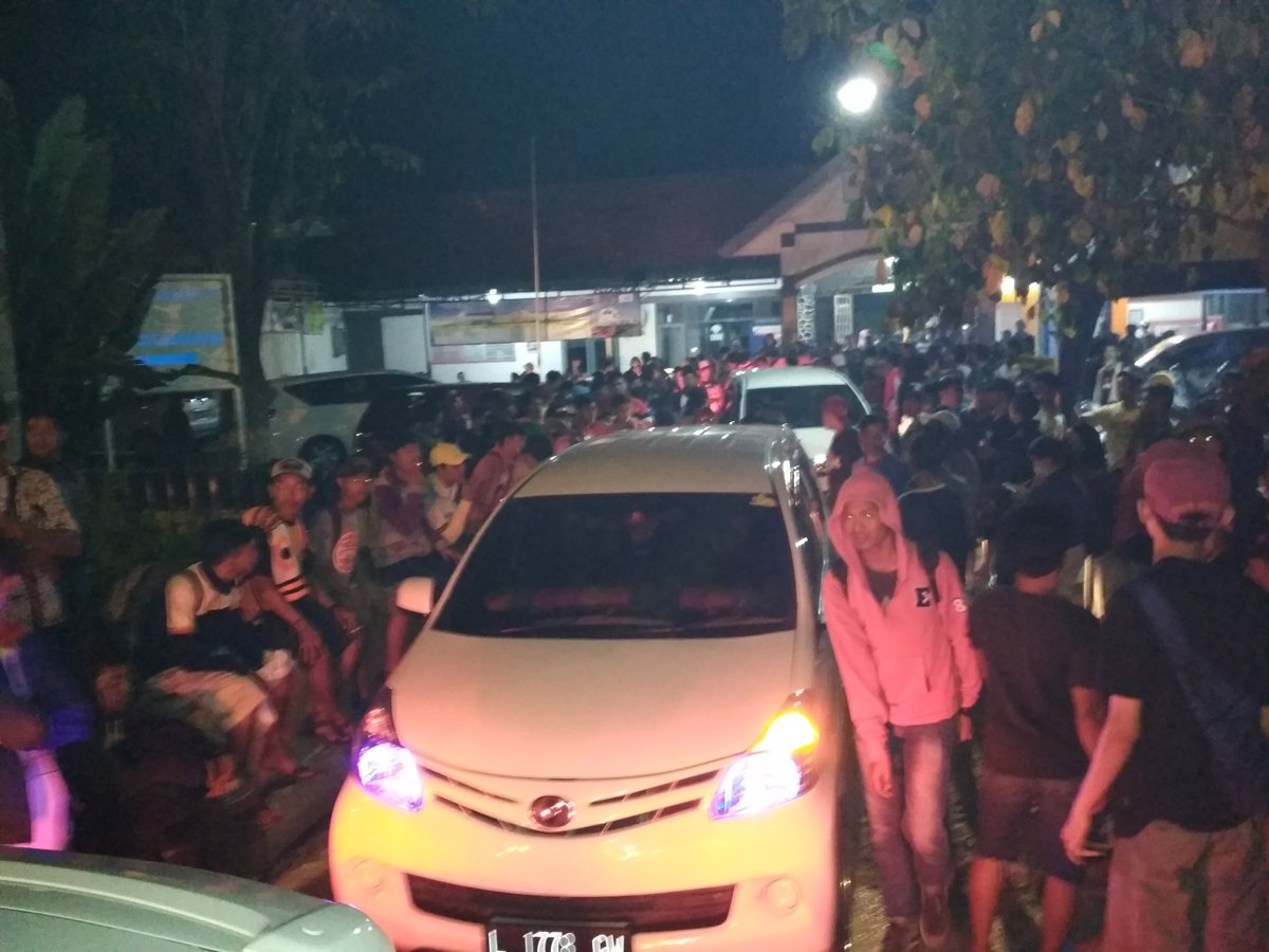 Fanboycrypto0x's tweet photo. Kulonuwon warga Lamongan,  izin dukung tim kebanggan 🙏.  jangan lupa langsung cicipi makanan khas Lamongan Jak 😀 #PersijaDay https://t.co/7jBFh6DUsG