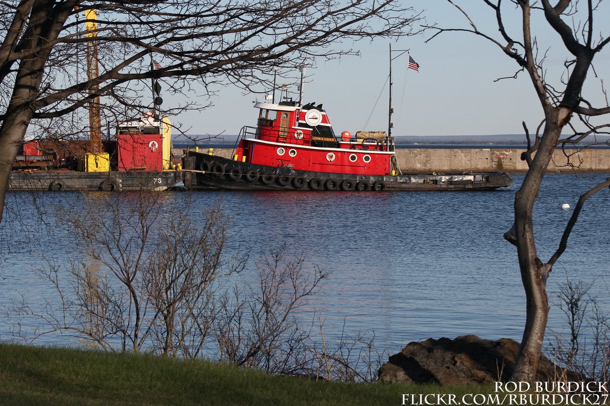 RodBurdick's tweet photo. Love the aesthetics of a classic tug (May 2, 2017)
#roen #marquette #johnrasher #lowerharbor #puremichigan #lakesuperior #greatlakes #tug https://t.co/z7J1v67FsL