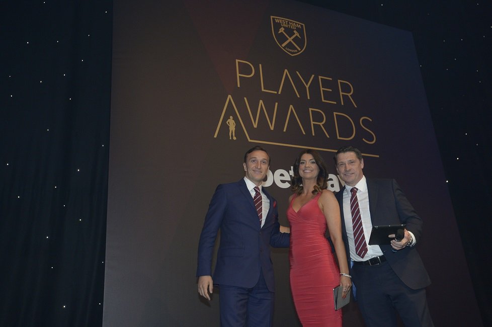 whufc_malaysia's tweet photo. 2016/17 Player Awards!
@louisa ✅
@davidgold ✅
@TonyCottee9 ✅
@beewestwood ✅
@Noble16Mark ✅
🏆 #WHUAWARDS https://t.co/q5fpp4Hhvu