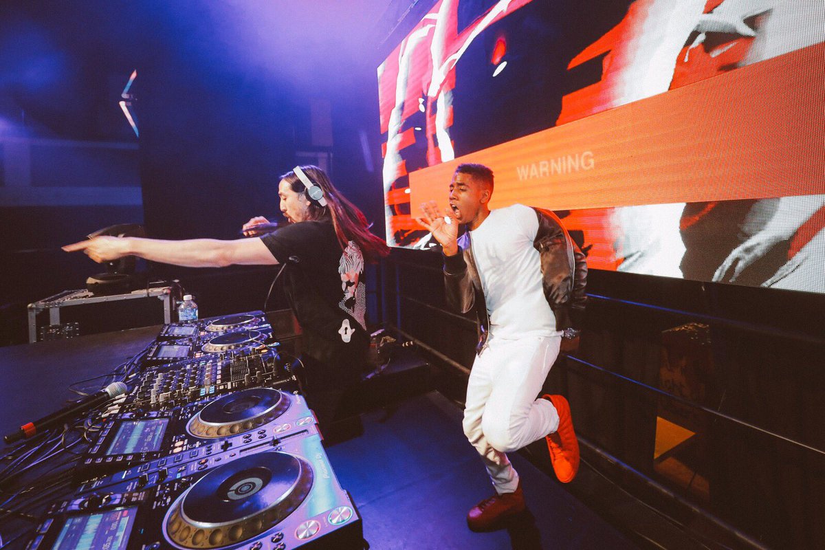 steveaoki's tweet photo. Afterparty mode! Rocking my face off w/ my dawg @jharreljerome #mtvmovieawards2017 https://t.co/F5vsjTZyZr