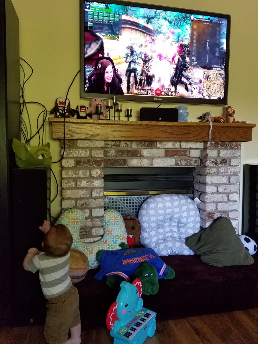 Lady_Aife's tweet photo. @AuroraPeachy Moot is apparently mesmerizing to the little. https://t.co/8mMPxQ0yg1