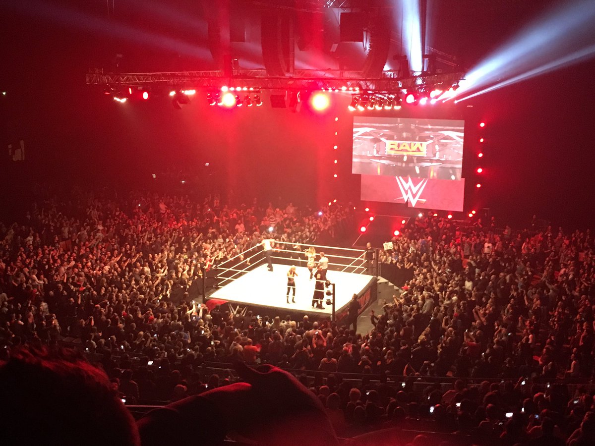 CloutierMaud's tweet photo. En direct de #wwelille. Quelle ambiance ! 👍 https://t.co/UrUSNBMCpS