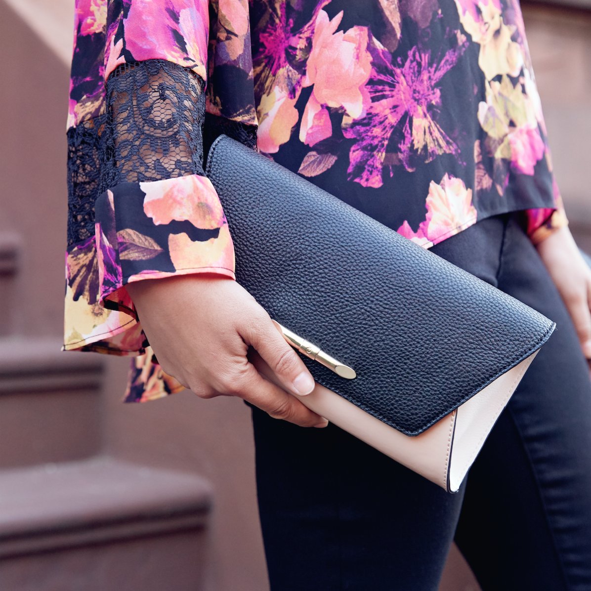 PDGGeorges's tweet photo. My #JLoxKohls crossbody clutch is the perfect accessory for date night <3 https://t.co/XfCnSa3zxl by #JLo via @c0nvey https://t.co/UODTLKM1M2