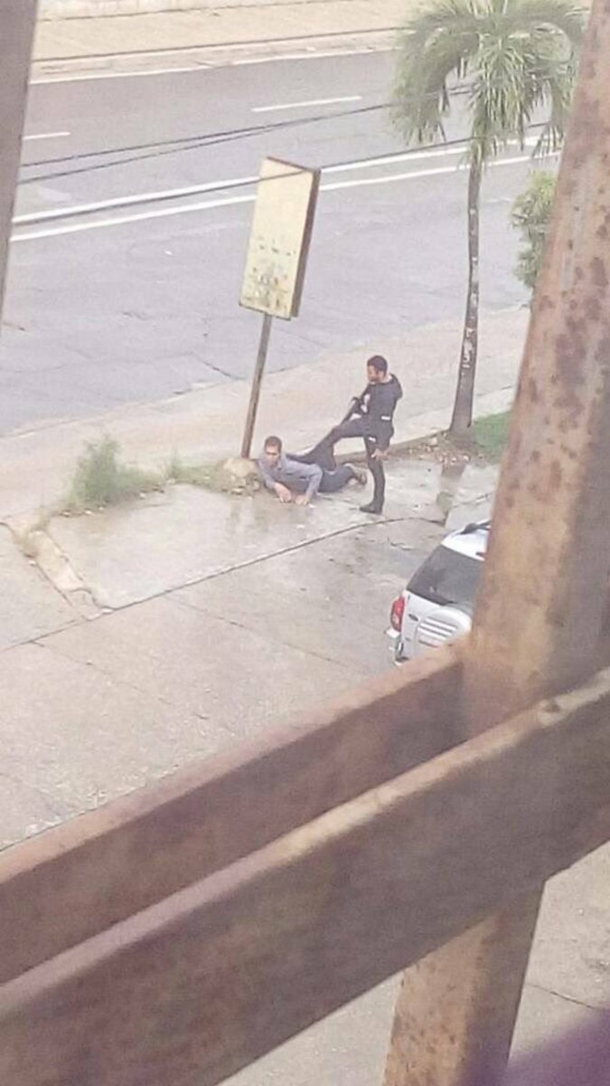 lilianrangel's tweet photo. Este joven es Venezuela, estaba protestando sin armas, en una panadería en Moñongo Valencia y le ponen la bota encima! https://t.co/A10OAZFNAu