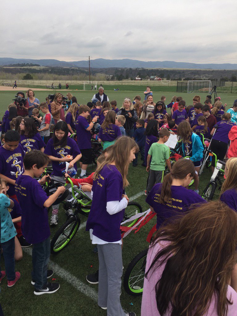 brohawk1's tweet photo. Summit View 5th graders giving bikes to their kindergarten buddies at Sedalia Elementary! Kids helping kids! BOOM! https://t.co/Tit3MP5Kow