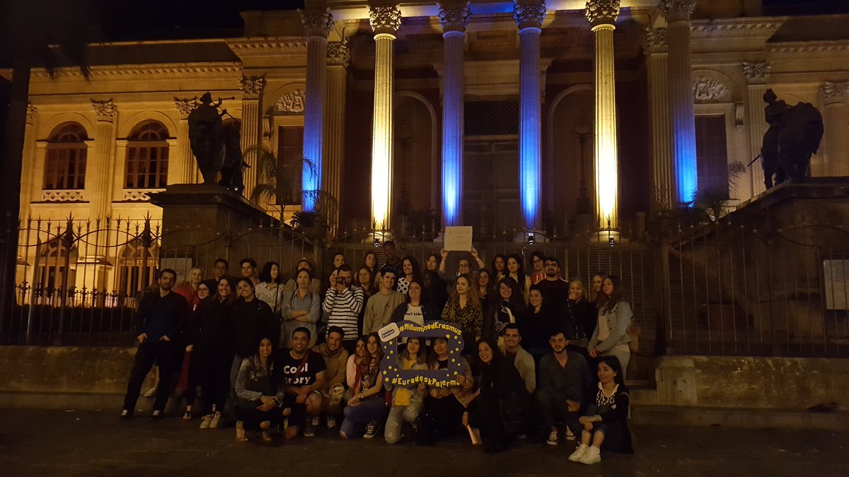 michele_carelli's tweet photo. Giovani a Palermo x la Festa dell’Europa e i 30 anni di #Erasmus. Grazie Teatro Massimo! #MilluminodErasmus #EventiPA #EuropeDay #Eurodesk https://t.co/yzAi04qeLW