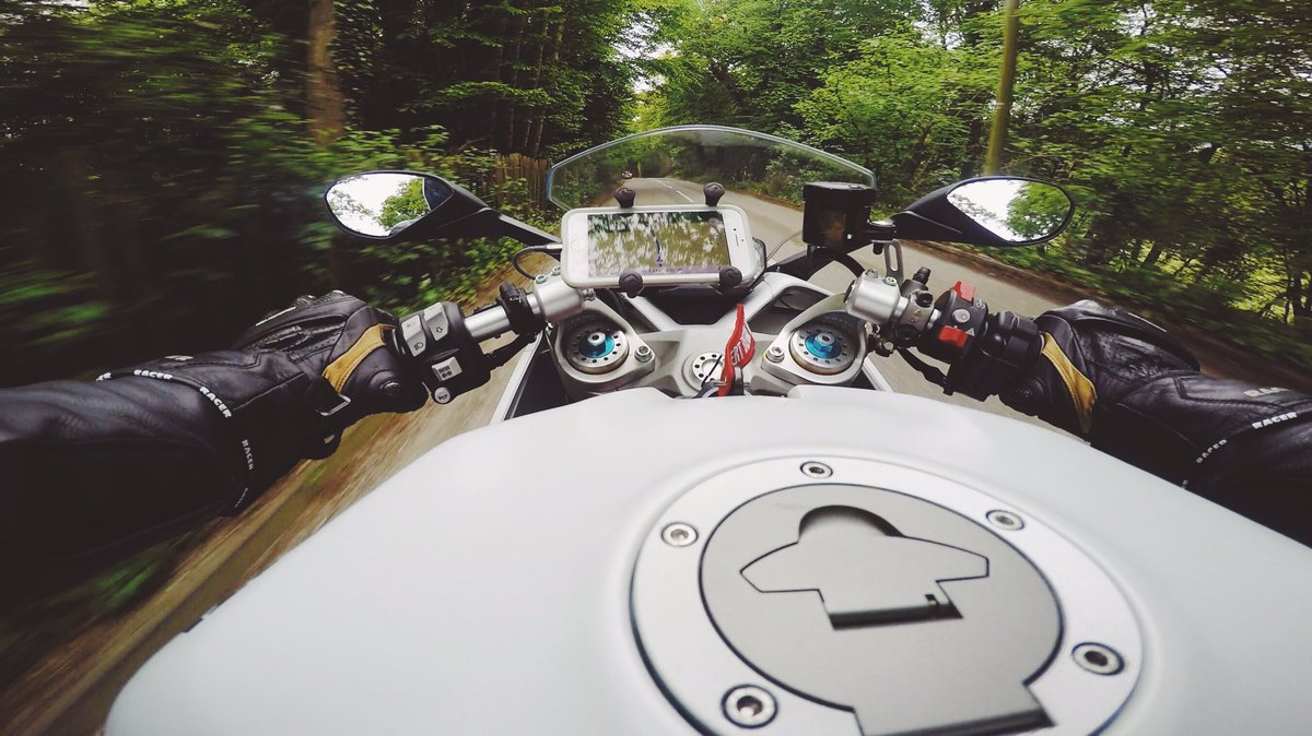 HMRevsCustoms's tweet photo. Ripping through the English countryside. #ducatisupersport @DucatiUK https://t.co/ikak7sCJIB