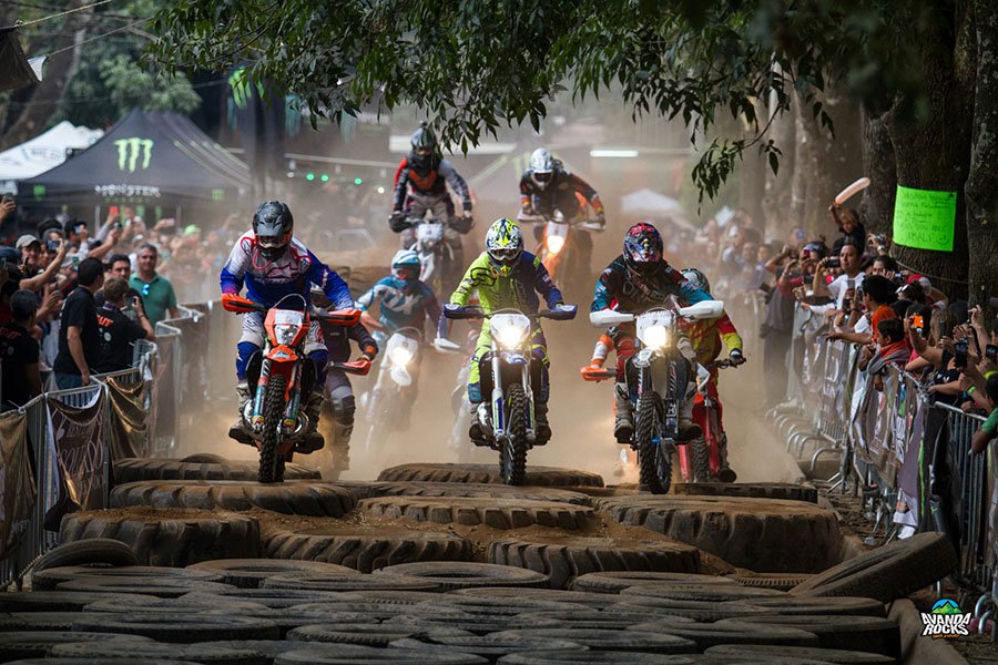 El español, Mario Román, se impuso en la extenuante prueba AvandaRocks Hard Enduro 2017: pasionporlavelocidad.com/site/motocicli…