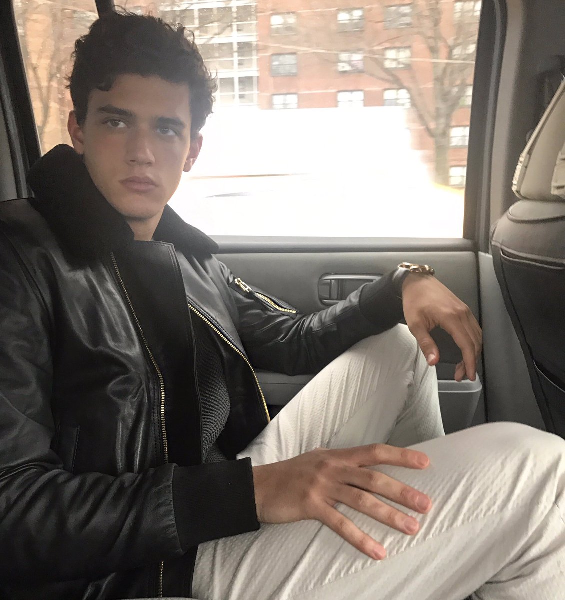 xserrano9's tweet photo. When we are late and my friend wants to take photos ⚠️ #dangerlook https://t.co/d93IxIHL74