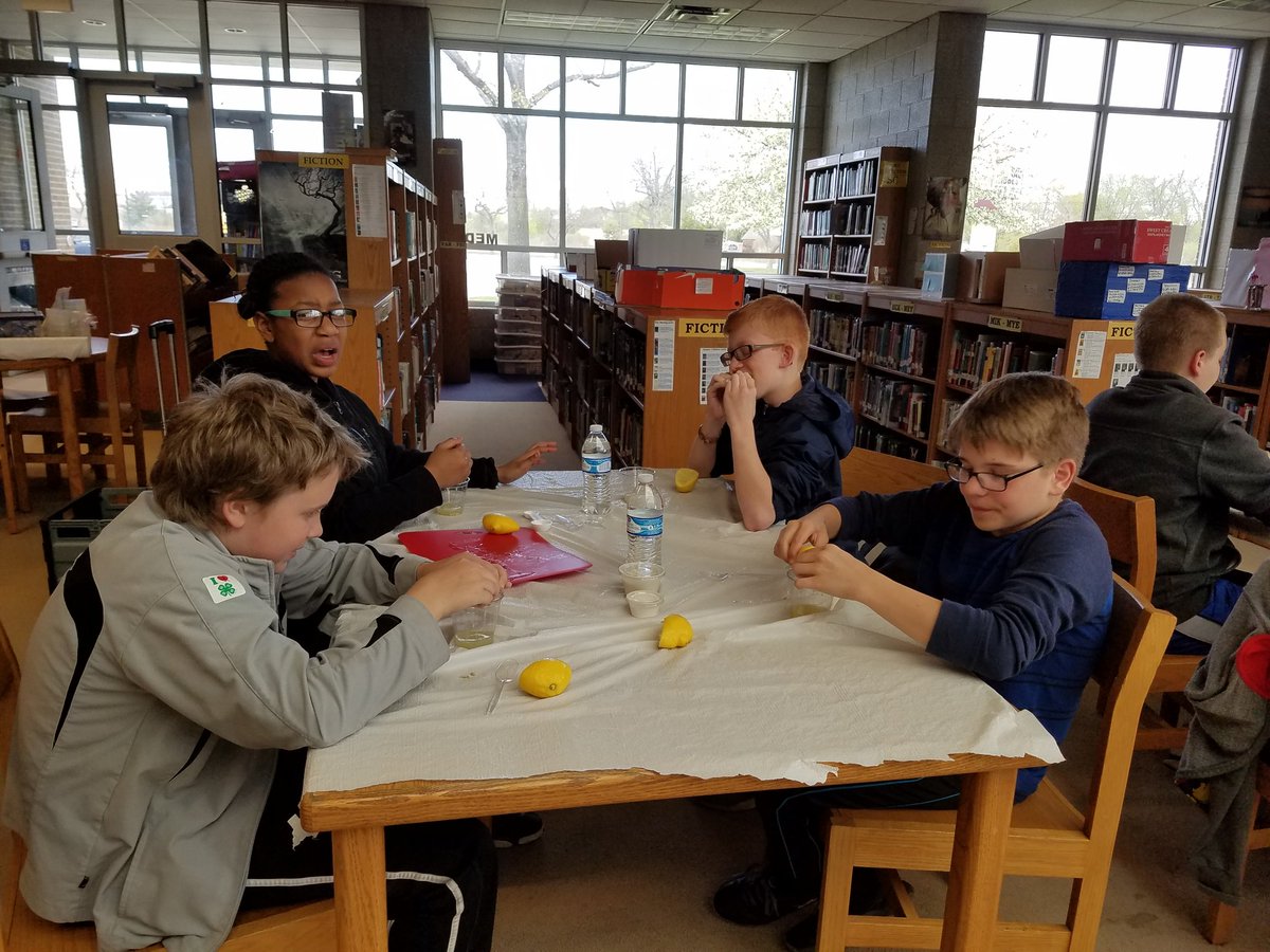 Team3667's tweet photo. Learning about acids and bases via lemon fizz. #MSUscience #1PHASD #CMSNation https://t.co/3Sbx0waeuz