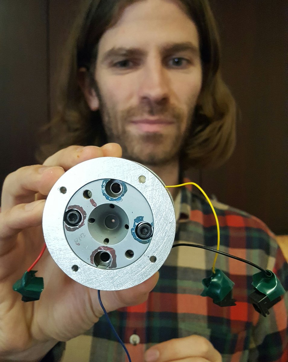 CarnegieGeoPhys's tweet photo. Zack Geballe shows off a #DiamondAnvilCell at the #BBRPosterParty https://t.co/4kyDDom022