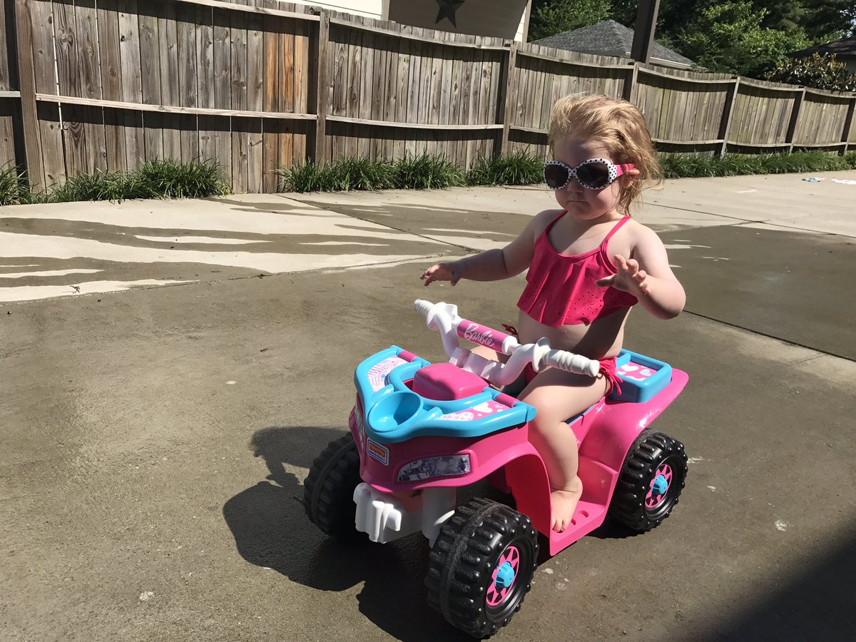 sarahnew27's tweet photo. On the way daddy! #swampbound #imjustparkingit #nohands @camnew @GatorsWBK https://t.co/xhfHgIBvln