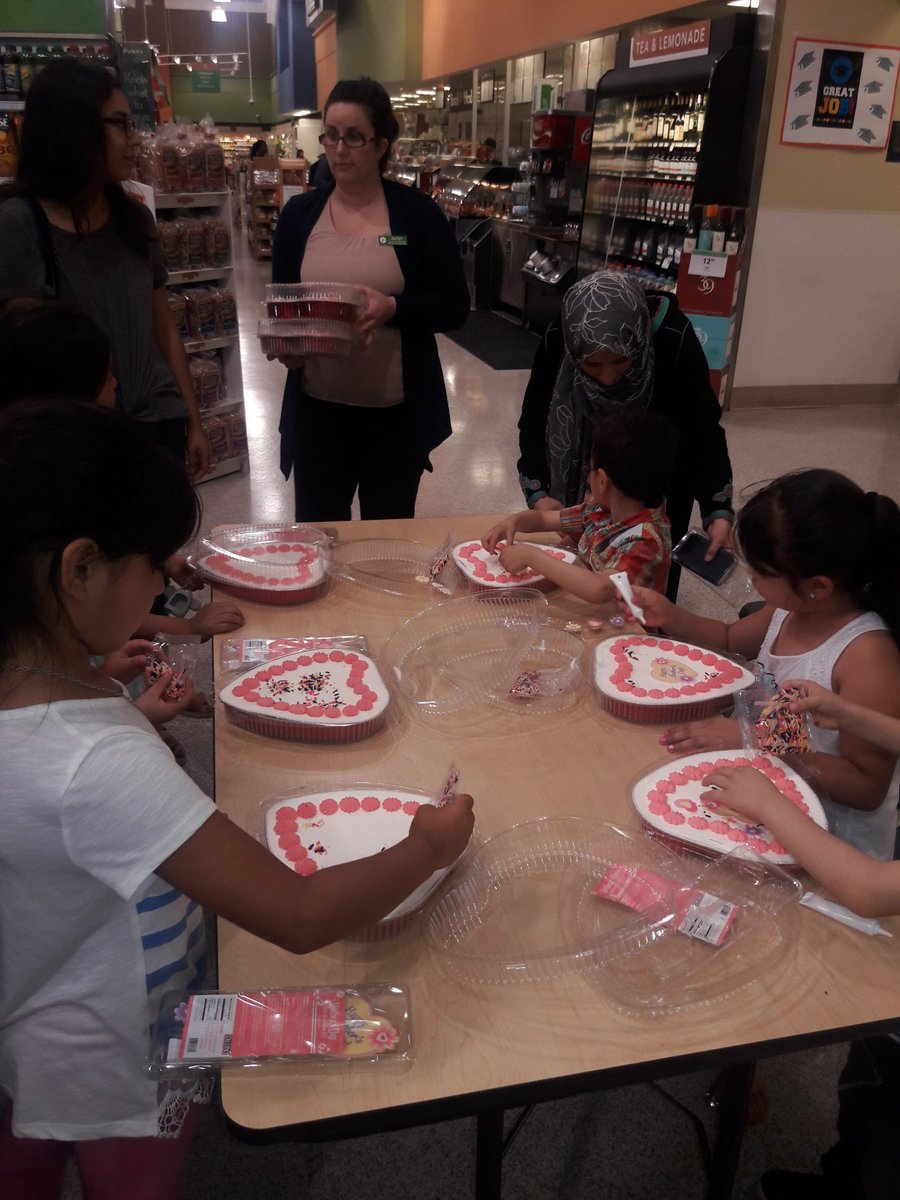 Lake forest students decorating cakes for mother's day at Publix!@LakeForestPTA <a href="/LFLions/">LF Lions</a>
