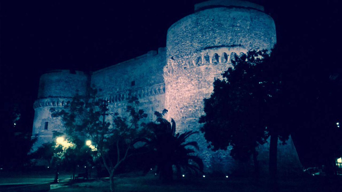 edym_ngo's tweet photo. #MilluminodErasmus live from #ReggioCalabria! 🇪🇺🇮🇹 Our Castello Aragonese is #blue @AgenziaGiovani @AntoninoCast @ESNITALIA we are here! 🇪🇺 https://t.co/7Tai4qbvAi