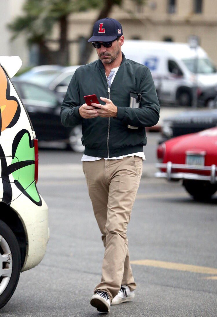 Las tres fotos más importantes en internet actualmente. ¿Será que Jon Hamm sale a la calle sin boxers? 😱😛