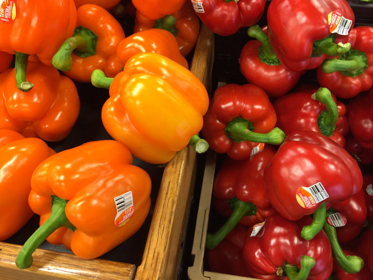 OFreshProduce's tweet photo. AWESOME display of #OutrageouslyFresh bell peppers from @Fred_Meyer
Imagine all the delicious meals you could make with those bell peppers! https://t.co/h4hiq20XQF