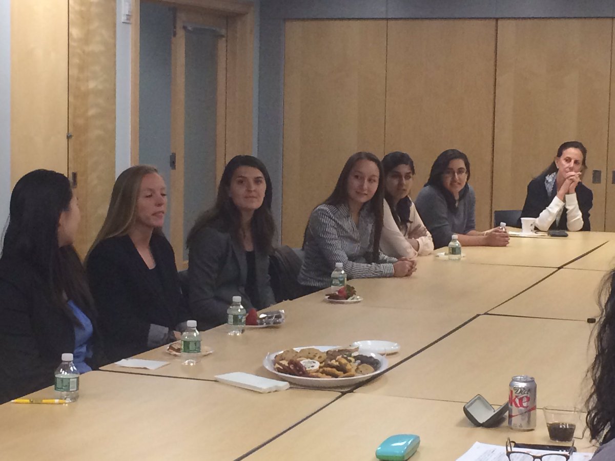 stonybrookalum's tweet photo. Women's leadership students have around table talk with @stonybrookalum @DawnZierNTRI CEO @Nutrisystem prior to tonight's main event! https://t.co/YrWd8tQQSQ