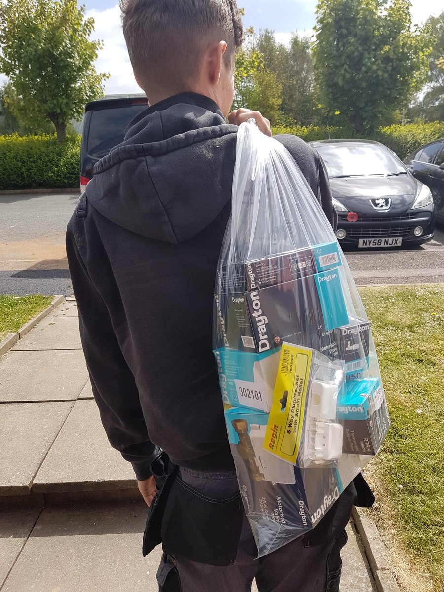 ConsumerGas's tweet photo. @DraytonHeating #stock #contractsupport #partscenter #bestcontrols just picking up a few items for this week's work. https://t.co/iHPJZwCXxq
