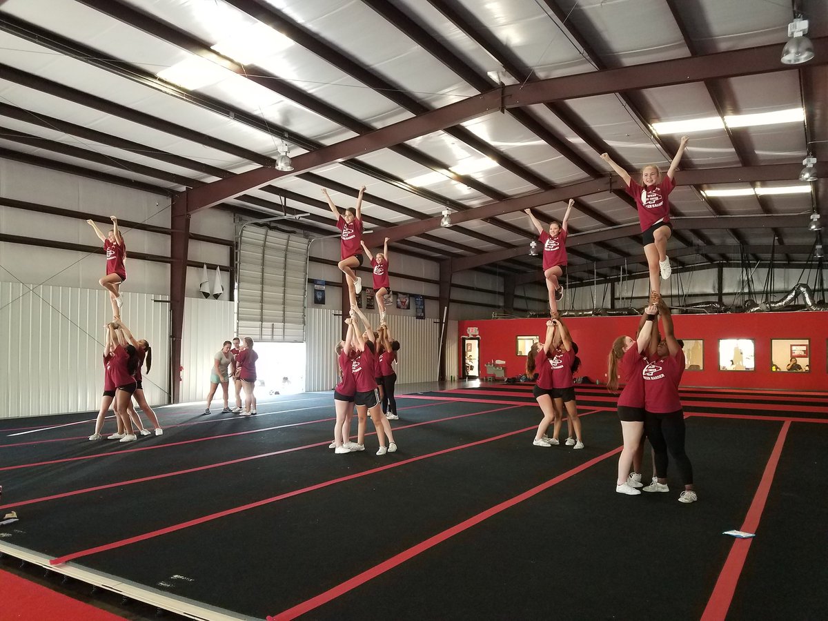 thegehrbear's tweet photo. JV putting in WORK💜 #cheerlikeachamp #workhardcheerharder https://t.co/L22pOFedQF