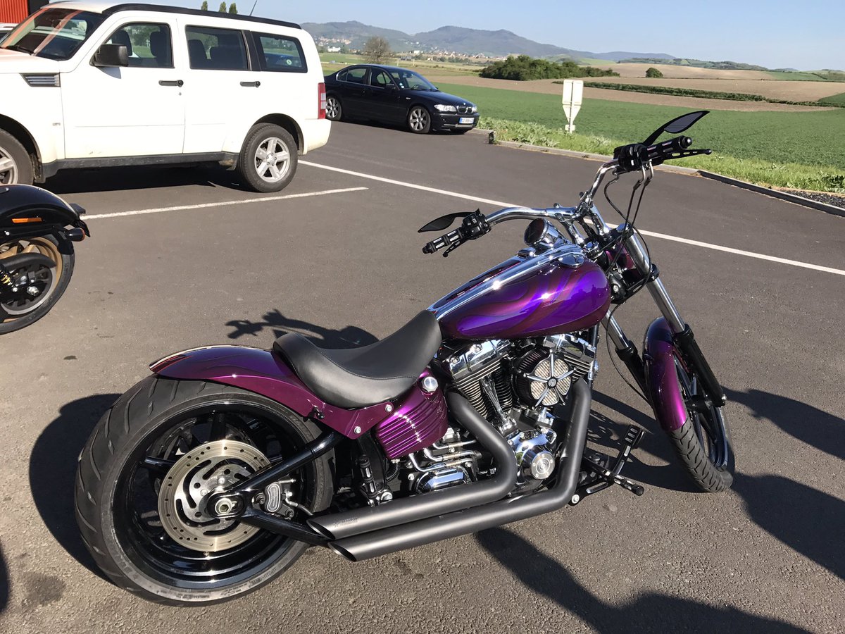domingotom's tweet photo. Enfin prête !!!! #harleydavidsonauvergne #softail #rockerc #rolandsandsdesign #freedomperformance #edgecut https://t.co/gepD4BG4Bf
