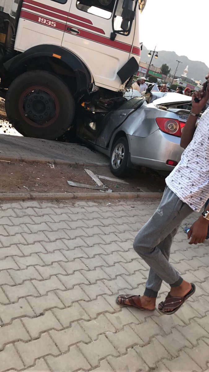 vip808386's tweet photo. وقع حادث موريع في محافظة خيبر/سائق شاحنه مسرع تسبب بحادث فصتدم بخمس سيارة كانت مستوقفه بجوار شقق مفروشه/ولله الحمد لم ينتج عنها وفيات https://t.co/dBbxIYyqk8