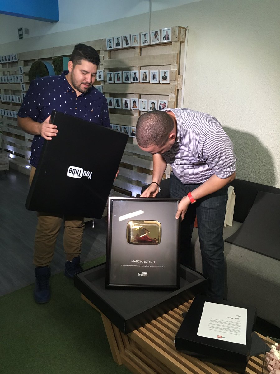 2b's tweet photo. ¡Hoy en #2bMx celebramos la entrega de 3 placas para @MARCIANOPHONE! ¡Muchas felicidades! https://t.co/8N6gwoPdKF