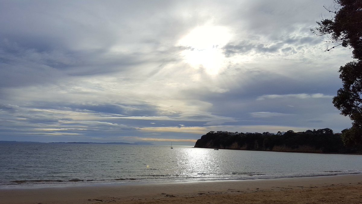 deanonzl's tweet photo. @WeatherWatchNZ @AucklandPics 
Quite a moody looking sky from Stanmore Bay https://t.co/UHBnr2Ieju