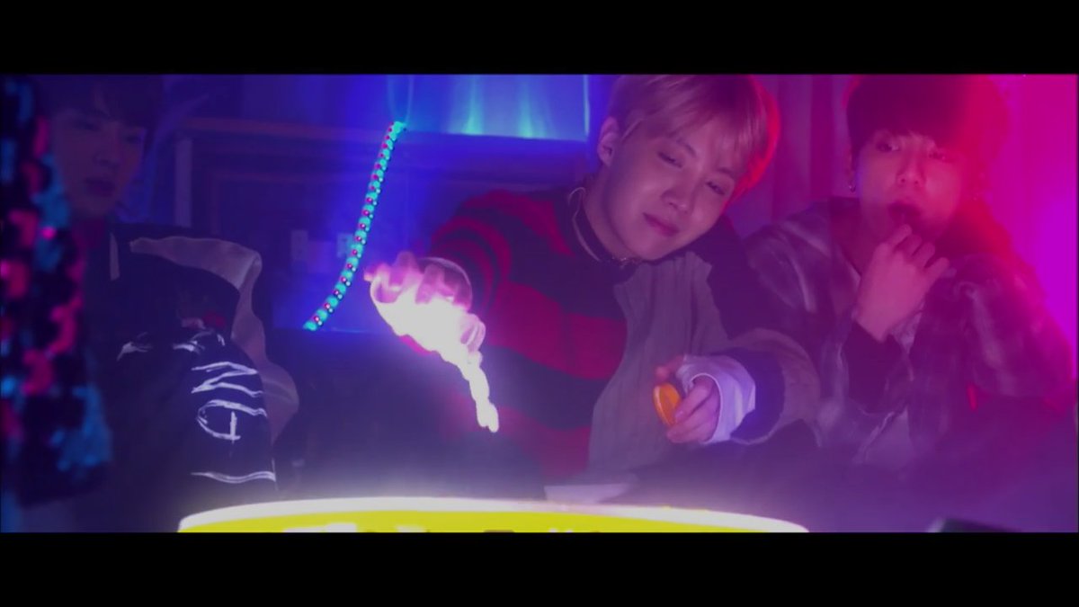 keysys_23's tweet photo. RT if you're STILL confused after watching the Japanese ver. of BST over ten times... https://t.co/h9pyMEqnrA by #lLouix via @c0nvey https://t.co/EQduPn2eyN