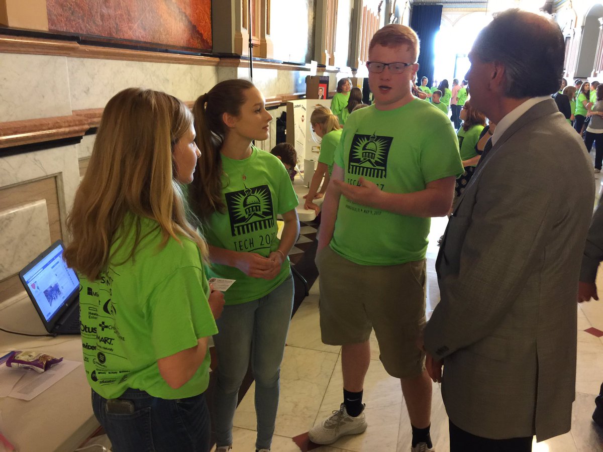 MrsKrolicki's tweet photo. Presenting to and meeting Sen. Weaver was the highlight of the day! #ILTECH2017 #princespride #FutureReady #FutureReady326 @kellyajenkins https://t.co/q3N7cHnLkm