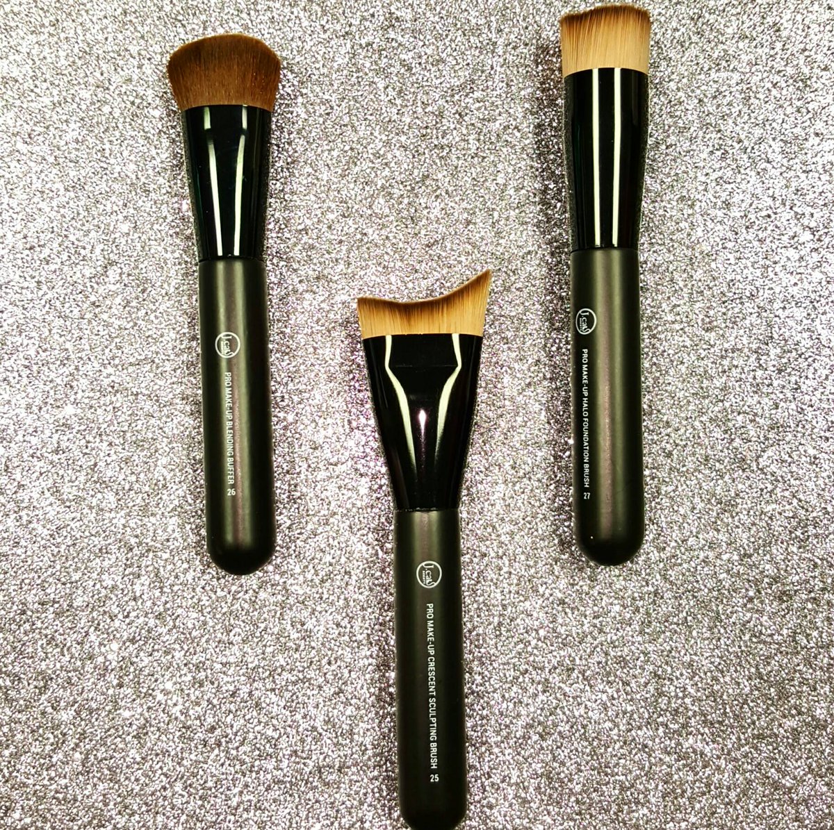 JCatBeauty's tweet photo. Perfect your makeup with our Pro Makeup Brushes!🙌 Blend blend blend!✨ 
#jcatbeauty #probrush #makeupjunkie https://t.co/BVpSwnzuor