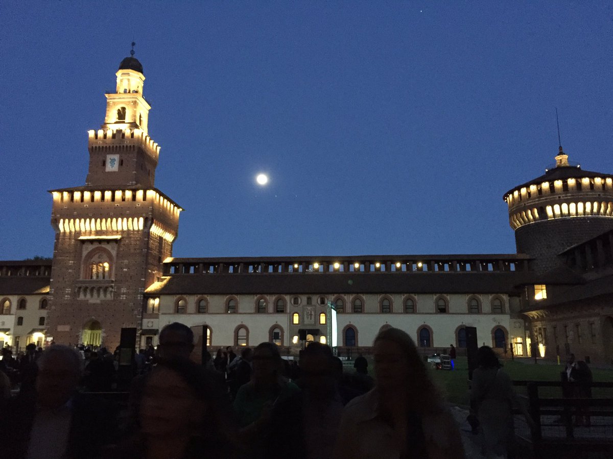 mattiadognini's tweet photo. Stupenda serata #Tuttofood al #CastelloSforzesco di #Milano presentata dalla bellissima @ventura_alessia!#foodcity #foodfriends #weekandfood https://t.co/gTQUftKVQ9