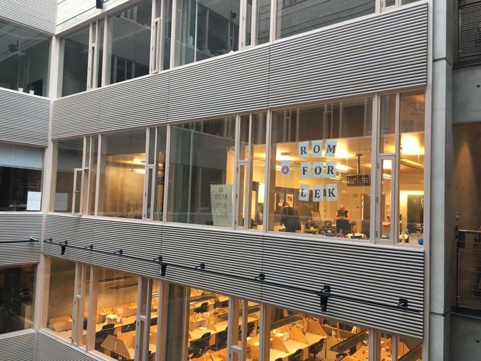 Vi har rigget oss opp på #NKUL17 og gleder oss til å få besøk i R92. Hos oss kan du bla. prøve micro:bit, fly droner, spille dataspill.