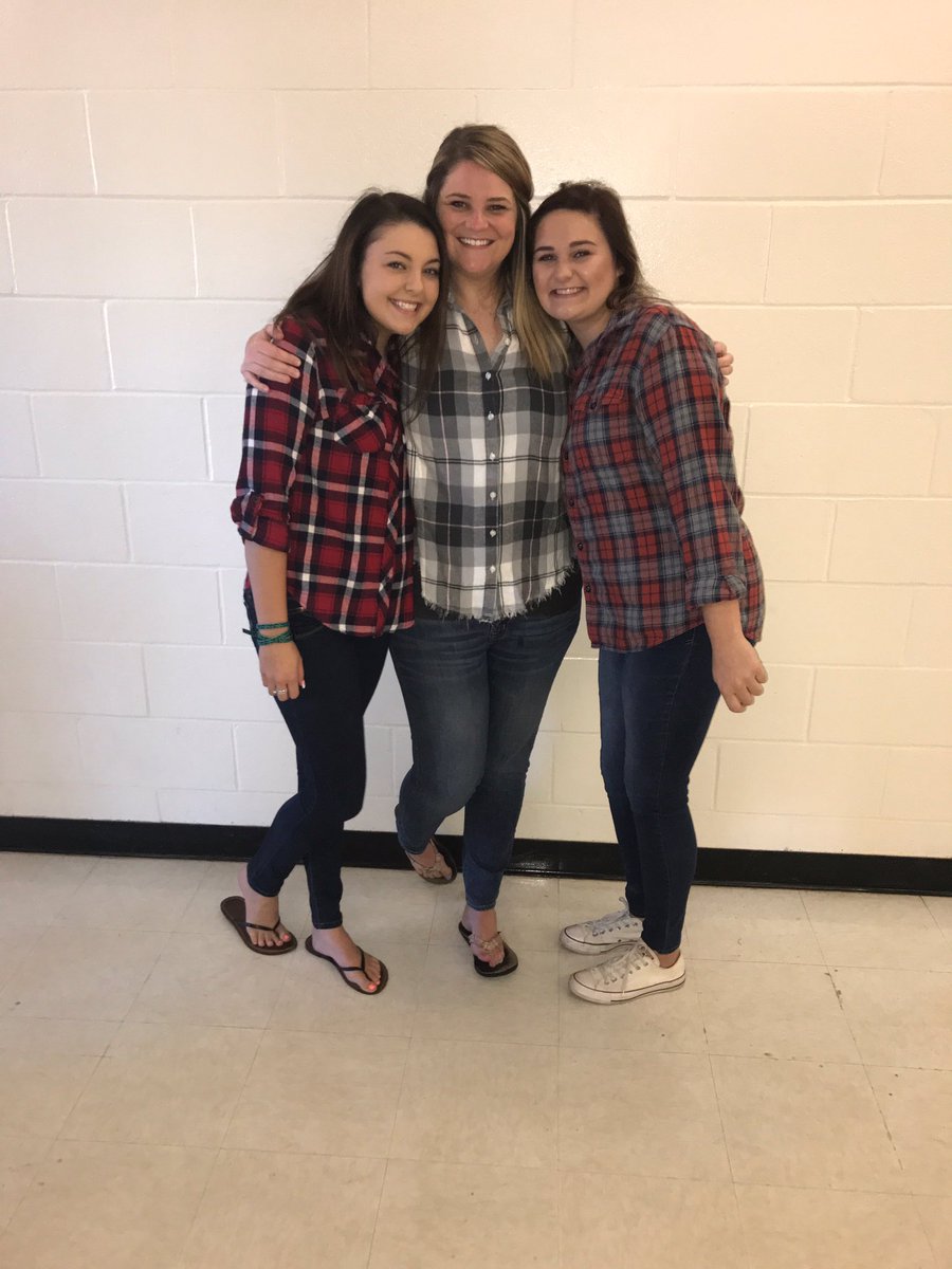 juliagweaver17's tweet photo. fav for Gilmore 
RT for Gray
#seniorweekday2 @Kayla9Underwood https://t.co/CAjBVz751l