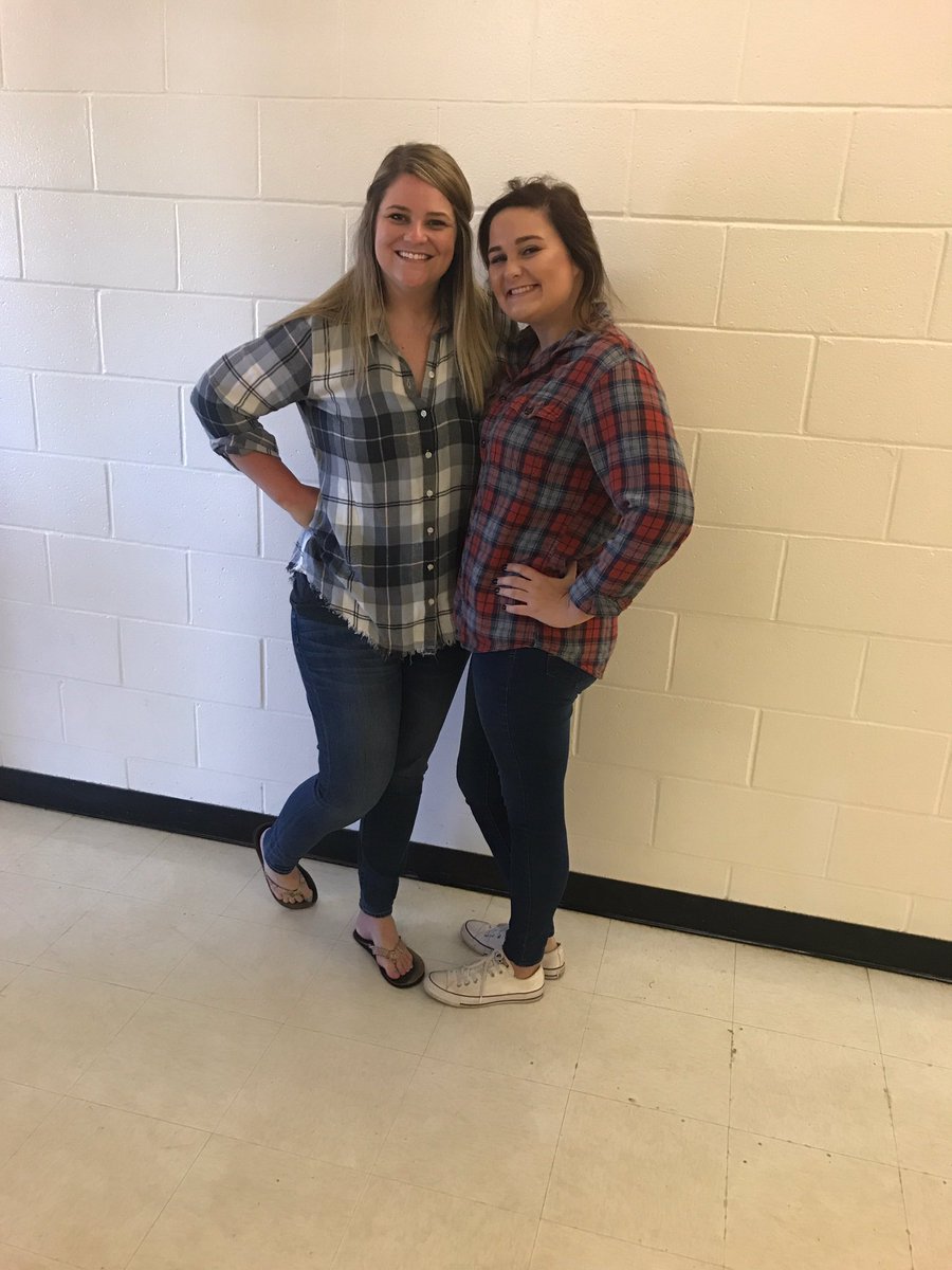 juliagweaver17's tweet photo. fav for Gilmore 
RT for Gray
#seniorweekday2 @Kayla9Underwood https://t.co/CAjBVz751l