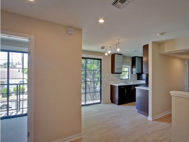 NMS1759's tweet photo. Jr 1+1 #apartment between #CenturyCity and #WestwoodVillage #LosAngeles! #Cat &amp; #dog friendly, 1 month FREE #rent. https://t.co/Er3l3H31df https://t.co/Uk2fTytRA7