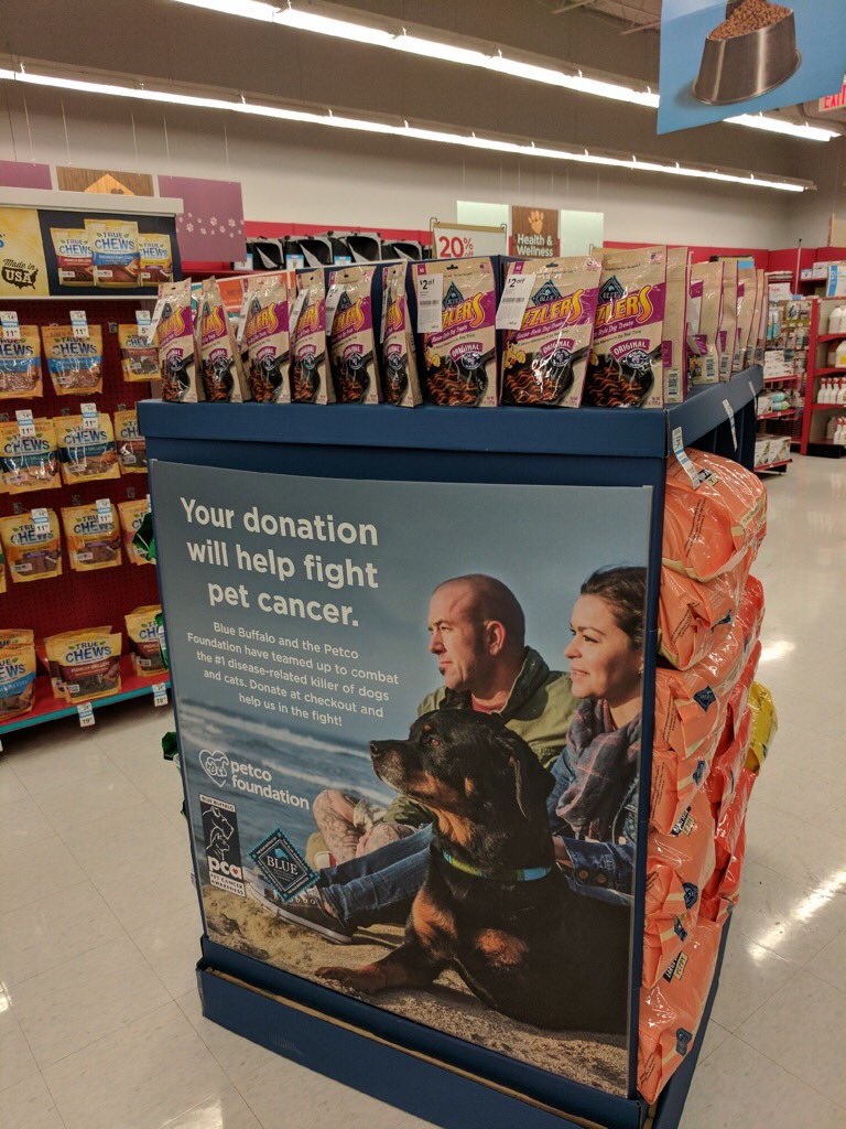MDearmin's tweet photo. Get to @Petco Chesterfield, MI check out #SizzlingDeals on @bluebuffalo products & help #EndPetCancer #MichiganPets https://t.co/JAPLm9ubq3