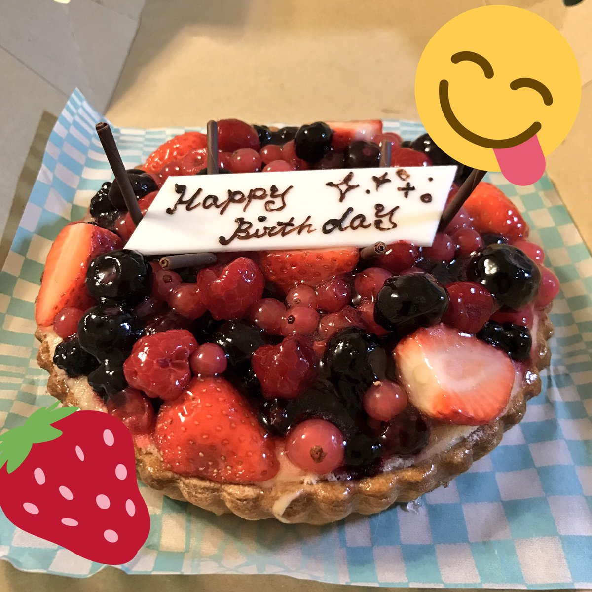6月18ログアウト キルフェボンのタルト イートインするにはかなり並ばないといけないけど メニュー見てたらあっという間 お父さんの誕生日にテイクアウトしました ホールで豪華 フレッシュなベリーのプチプチ感とタルトとサクサク美味しすぎ 6月18ログアウト キルフェボンのタルト イートインするにはかなり並ばないといけないけど メニュー見てたらあっという間 お父さんの誕生日にテイクアウトしました ホールで豪華 フレッシュなベリーのプチプチ感とタルトとサクサク美味しすぎ