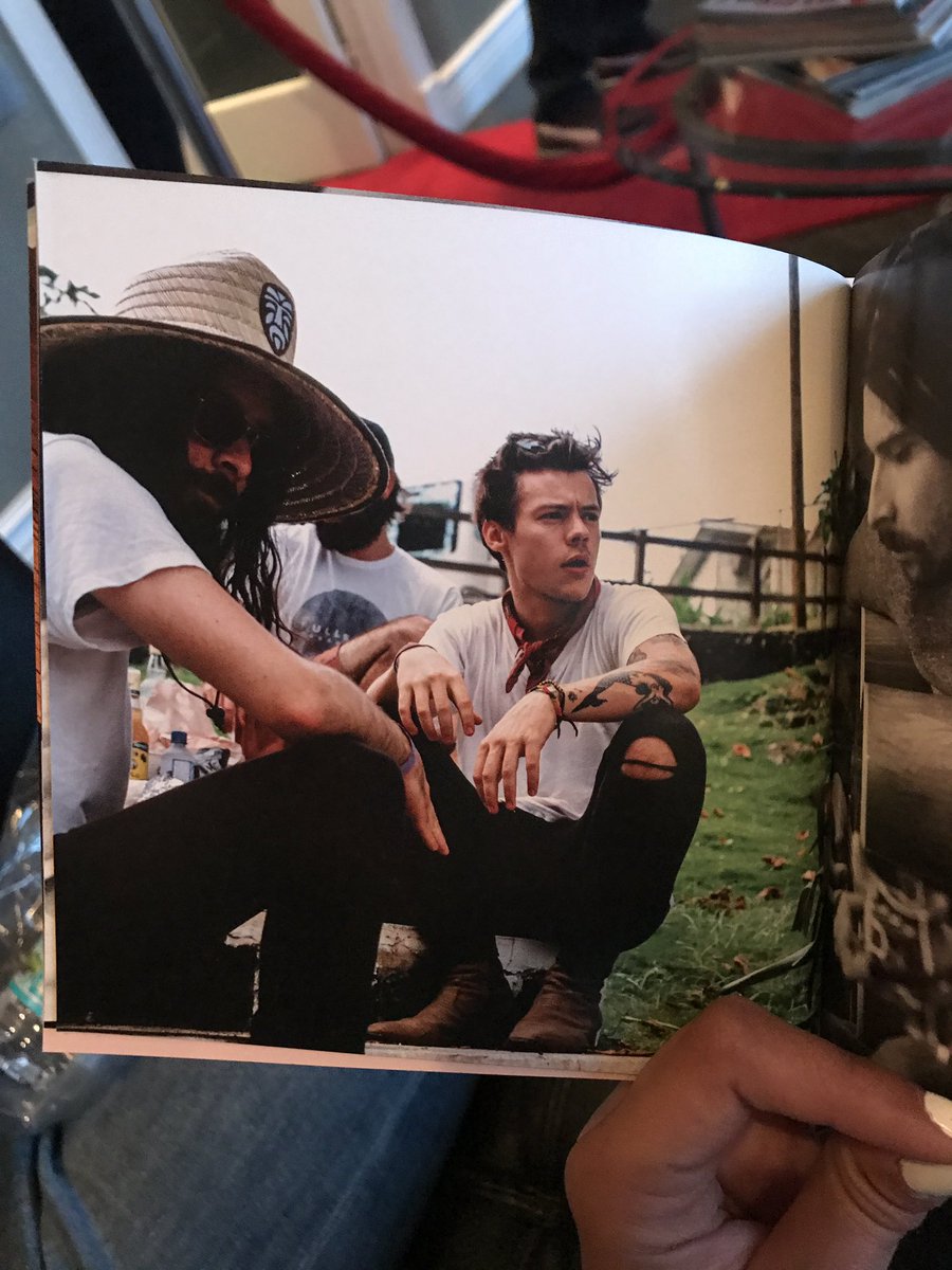 HStylesInfo's tweet photo. Algumas fotos do HS no album (Notagingerale) https://t.co/3H1mBiSSzC