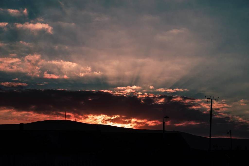 foreignstate07's tweet photo. One spark and the whole sky is on fire.
#belfast #discoverbelfast #documentbelfast #moodygrams #godrays #nighttim… https://t.co/MryszAviwl https://t.co/EQHziqO7aP
