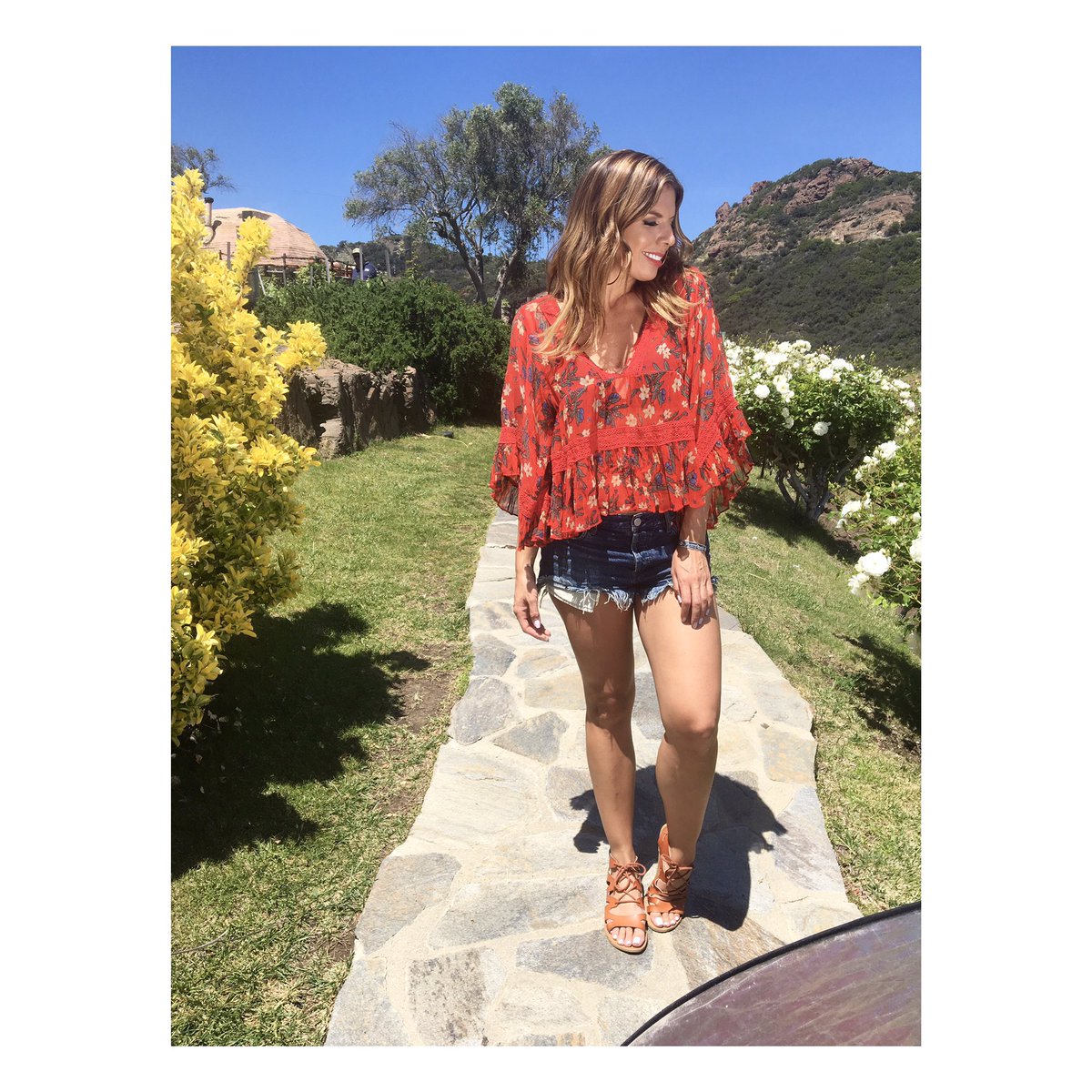 FernandaKellyyy's tweet photo. #FerLook #LAnzateShow #StyledBy @LaCatrinaStyle #ootd is ALL @FreePeople #Macys 🌿 #KellyMonster😈 https://t.co/9HBjdqpMyh