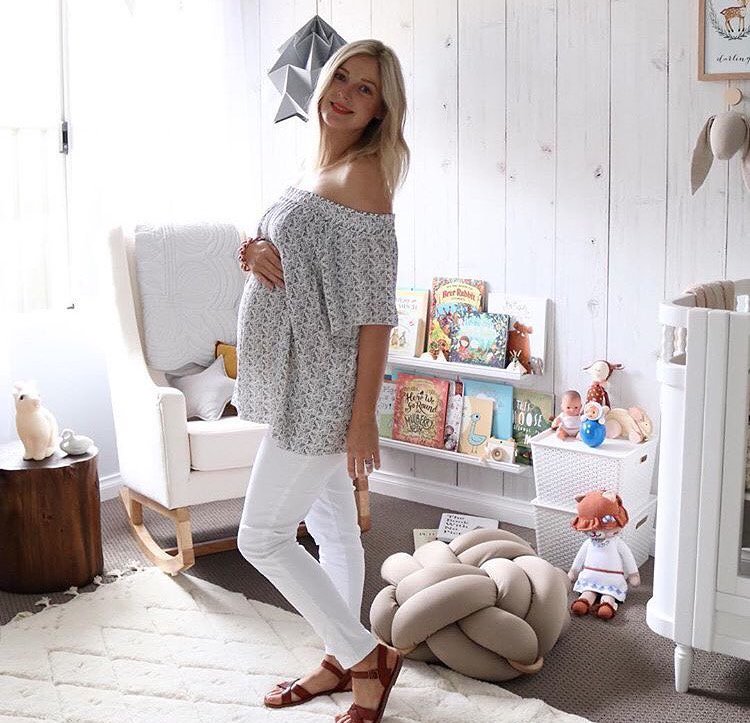 BUMPstyleBox's tweet photo. How cute is this space, this outfit and this mama?! @misskyreeloves   #bumpstylebox #maternitystyle https://t.co/aNLxC0lx4p