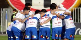 Cruzados's tweet photo. #LosCruzados nos sumamos a #MamáPrimero Apellido materno en camisetas y mamás hinchas a cancha con el equipo.

👇
https://t.co/YE84AcSDQw https://t.co/44fh7qqncj