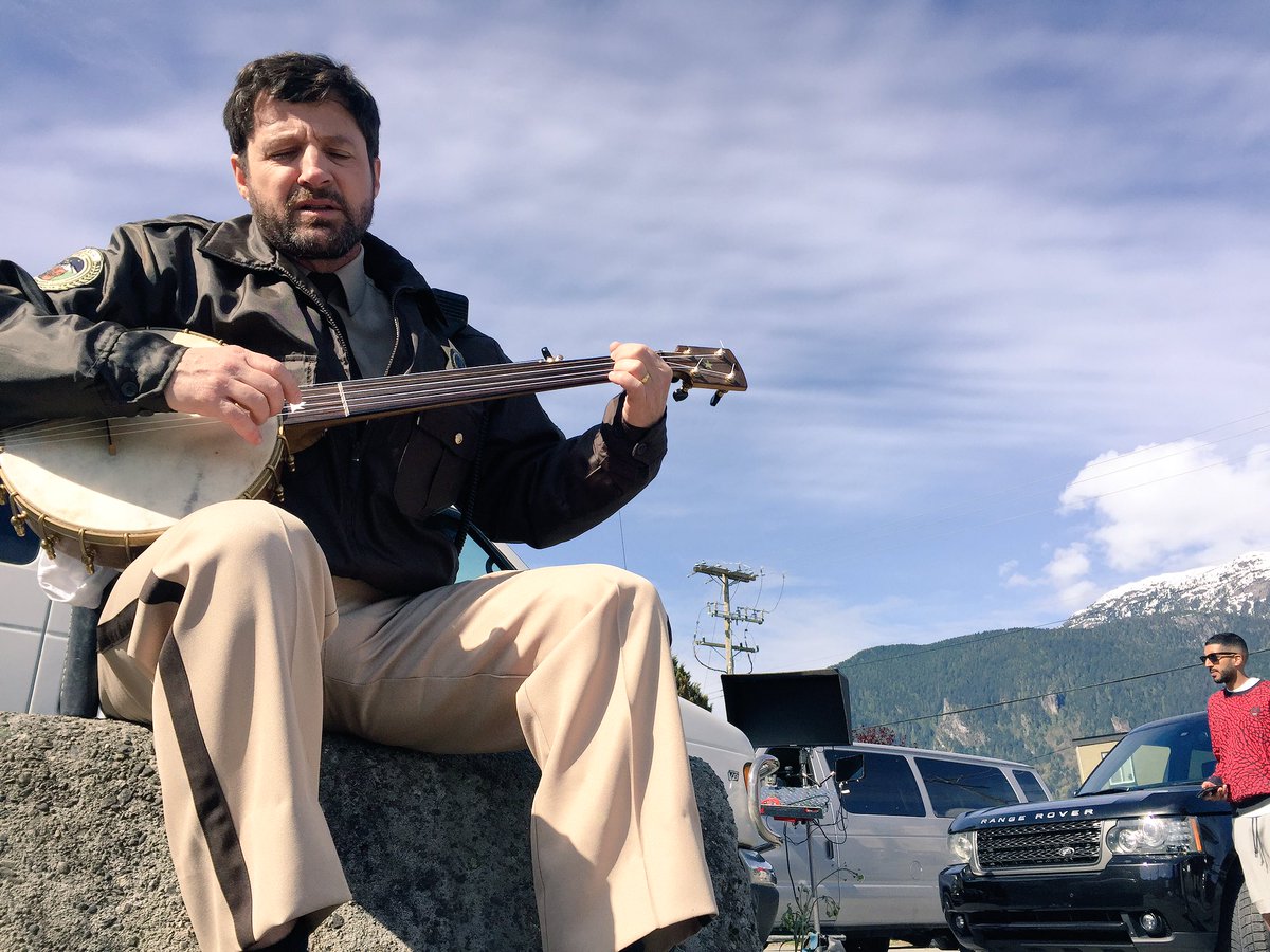 LuviaPetersen's tweet photo. So @TimGuinee is a wicked banjo player? Who knew? #GhostWars @Syfy https://t.co/rmToI8DSSX