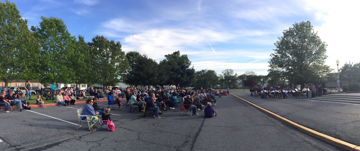 jenifer_rayne's tweet photo. #ConcertOnTheLawn #MiddleandHigh  #GreatMusic #GreatKids #GreatCommunity @MrRecord21 @Aewallace8 https://t.co/D4r7gHPsYh