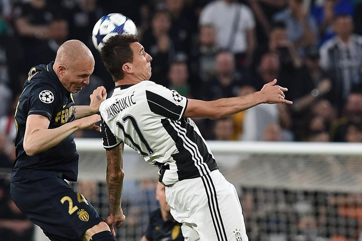 MartAzra's tweet image. Ono kad dođem s posla nakon 15 sati i poskliznem se na pločice.