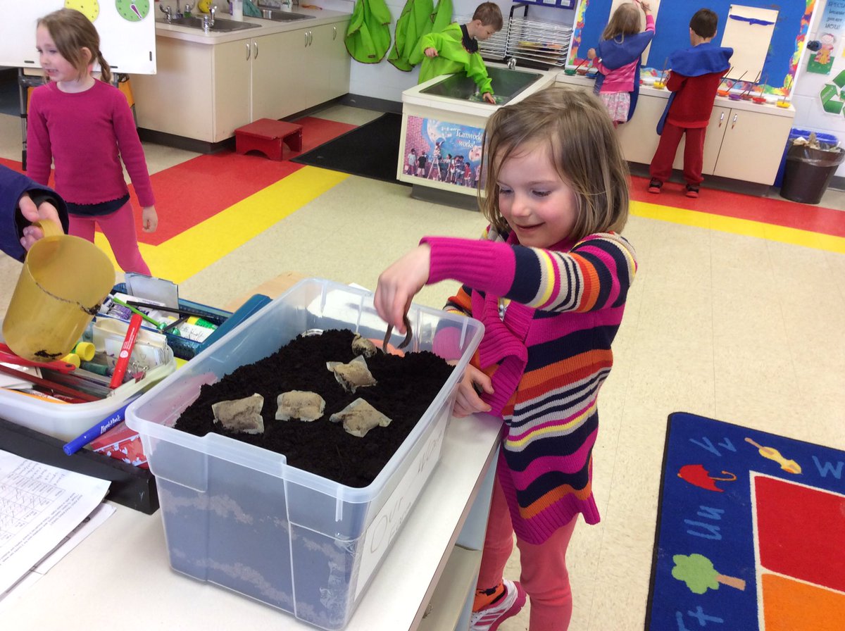 STAKindergarten's tweet photo. So many worms outside...let's make them a home! Great idea...what else do we wonder about worms? @RCCDSB #worminquiry #wormfarm https://t.co/eS4D0eTO49