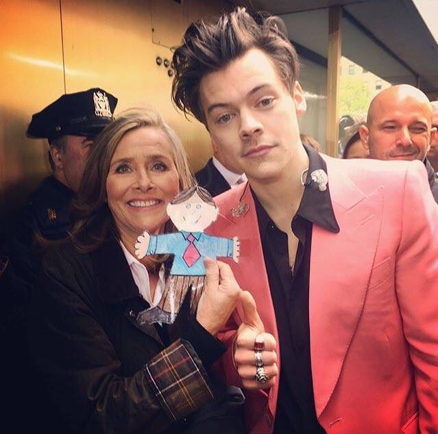1DOfficial_12's tweet photo. Harry con fans en The Today Show ❣️😍💕-HC #1DOU https://t.co/IdvZm5Ao8g