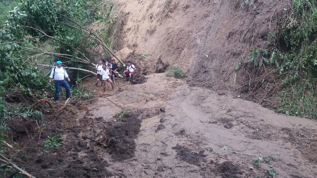 vozdeltolima's tweet photo. Anzoátegui, municipio del norte del tolima, está incomunicada por vía terrestre. 70 derrumbes taponan la vía principal de acceso. https://t.co/Iu0eDqSsuf